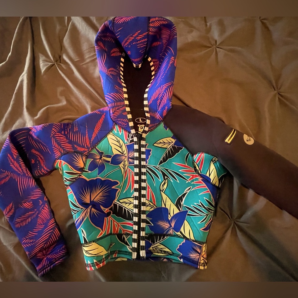 Woman’s Roxy wetsuit top with zipper